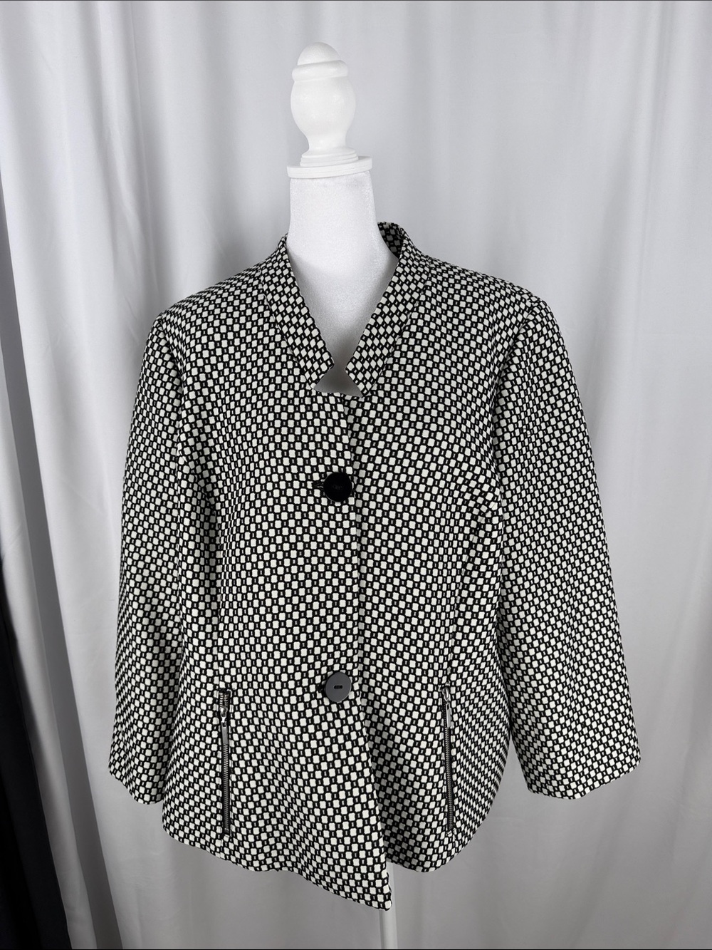 Jones Studio Black and White Textured Button Blazer